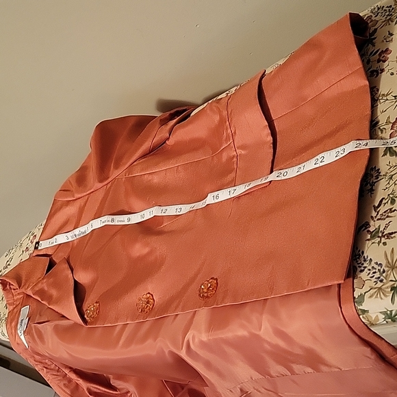 Le Suit ladies suit, beautiful pumpkin shade. - Picture 9 of 12